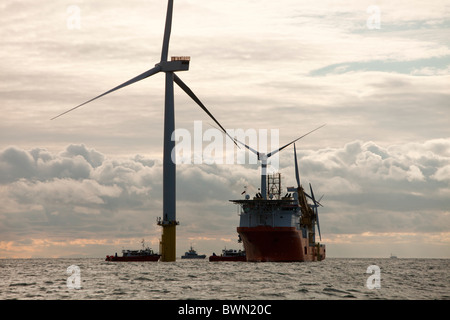 Arbeiten zur Installation des Walney 1 Offshore-Windparks vor Barrow in Furness, Cumbria, UK. Stockfoto