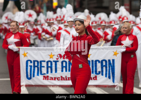 Mitglieder der Macy großen amerikanischen Marching Band ausführen während der 2010 Macy's Thanksgiving Day Parade in New York City. Stockfoto