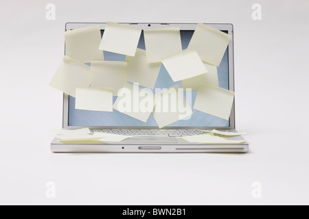 Studioaufnahme von offenen Laptop mit Haftnotizen auf dem Bildschirm Stockfoto