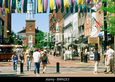 Burlington, Vermont, USA. Blick Norden, Church Street vom Schnittpunkt der Cherry Street im Stadtzentrum zum First Unitarian Church Stockfoto