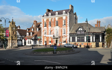 Ruthin Stadtzentrum, Denbyshire, Wales, UK. Uhrturm, Seven Stars Inn (Myddleton Arme) und Schlosshotel in dem Petersplatz Stockfoto