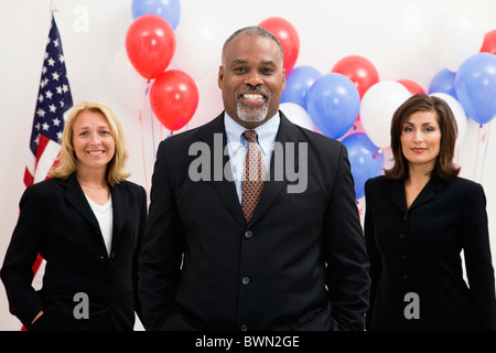 USA, Illinois, Metamora, Porträt von Politikern vor US-Flagge und Luftballons Stockfoto