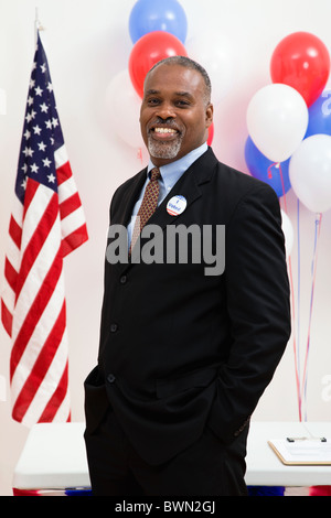 Porträt von lächelnden Mann vor US-Flagge und Luftballons, Metamora, Illinois, USA Stockfoto