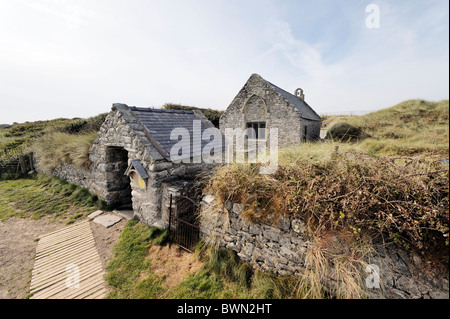 St. Tanwg Kirche in den küstennahen Sanddünen am Llandanwg, in der Nähe von Harlech, Gwynedd, Wales, UK.  Termine von 435 AD Stockfoto