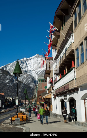 Der Mount Norquay ragt über der Innenstadt von Banff, dem Banff National Park, Alberta, Kanada. Stockfoto