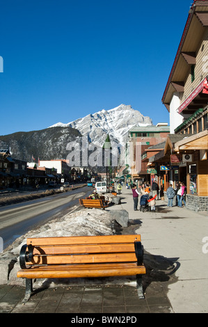 Der Mount Norquay ragt über der Innenstadt von Banff, dem Banff National Park, Alberta, Kanada. Stockfoto