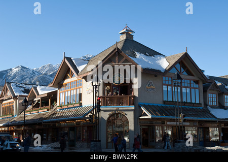 Der Mount Norquay ragt über der Innenstadt von Banff, dem Banff National Park, Alberta, Kanada. Stockfoto