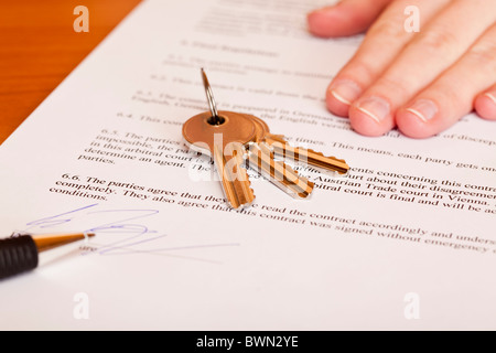 Schlüsselübergabe nach Vertragsunterzeichnung des Hausverkaufs. Stockfoto