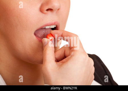 Frau nimmt Schmerztablette gegen Kopfschmerzen. Isoliert auf weißem Hintergrund. Stockfoto