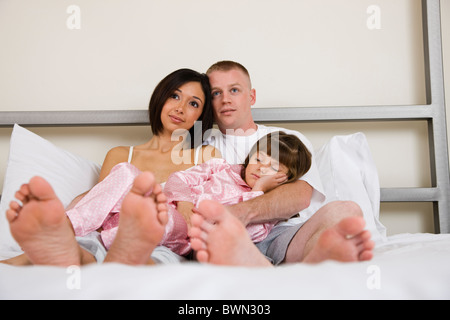 USA, Illinois, Metamora, Eltern mit Tochter (6-7) auf Bett schlafen Stockfoto