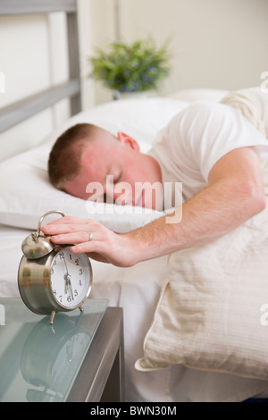 USA, Illinois, Metamora, Mann schläft mit hand auf Wecker Stockfoto
