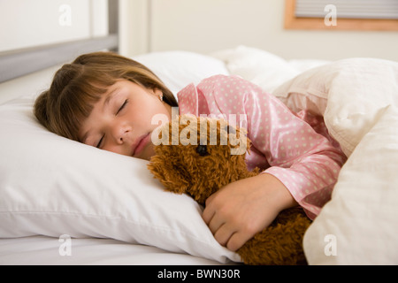 USA, Illinois, Metamora, Mädchen (6-7) schläft mit Teddybär Stockfoto