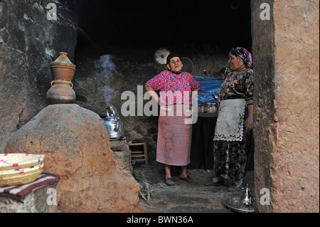 Marrakesch Marokko 2010 - traditionelle Berber Haus mit Frauen, die Zubereitung von Tee und Brot im Ourika Tal auf das Atlas-Gebirge Stockfoto