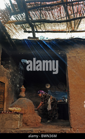 Marrakesch Marokko 2010 - traditionelle Berber Haus mit Frauen, die Zubereitung von Tee und Brot im Ourika Tal auf das Atlas-Gebirge Stockfoto