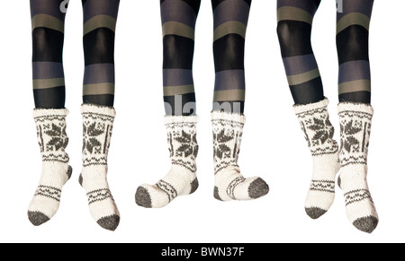 Studio Foto der weiblichen Beine in bunten Strumpfhosen, Beine auf dem weißen Hintergrund. Stockfoto