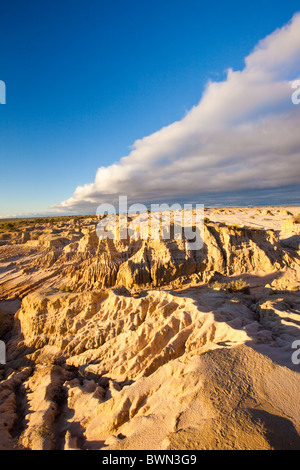 Gewitterwolken über die erodierten Formen der Wände China Lake Mungo in Süd-West-New-South.Wales Stockfoto