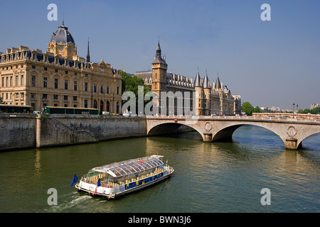 Europa in Paris Stadt Ile De La Cite Palais de Gerechtigkeit Conciergerie Pont au Flussschiff Seine Änderung gehen Stockfoto