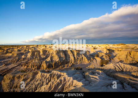 Gewitterwolken über die erodierten Formen der Wände China Lake Mungo in Süd-West-New-South.Wales Stockfoto