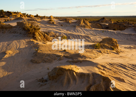 Sonnenuntergang über der erodierten Formen der Wände China Lake Mungo in Süd-West-New-South.Wales Stockfoto