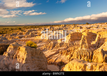 Sonnenuntergang über der erodierten Formen der Wände China Lake Mungo in Süd-West-New-South.Wales Stockfoto