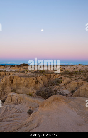 Vollmond über den erodierten Formen der Wände China Lake Mungo in Süd-West-New-South.Wales Stockfoto