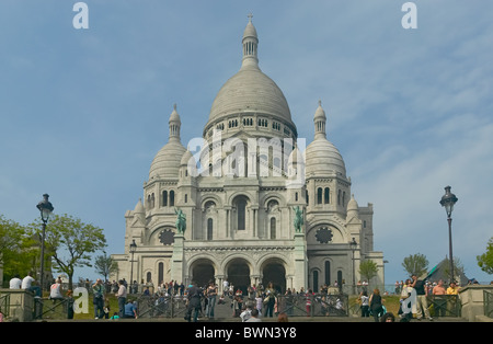 Touristen besuchen die Basilique du Sacré-Coeur in Montmartre, Paris, Frankreich Stockfoto