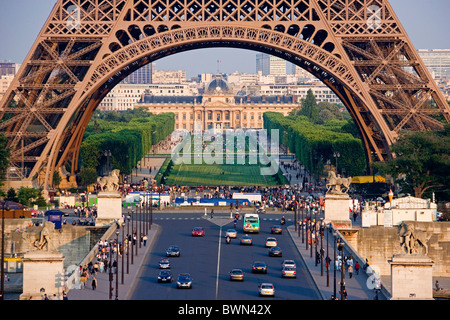 Frankreich Europa Paris Eiffel Tower Champ de Mars Ecole Militaire Detail Verkehr Park Menschen Städtetouristen Stockfoto