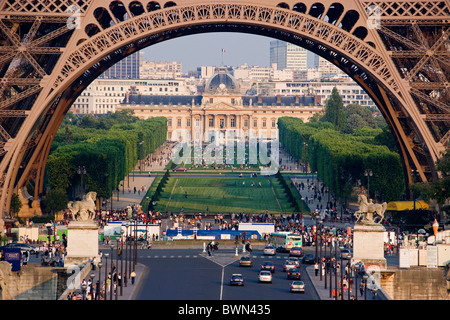 Frankreich Europa Paris Eiffel Tower Champ de Mars Ecole Militaire Detail Verkehr Park Menschen Städtetouristen Stockfoto