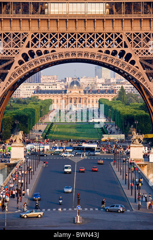 Frankreich Europa Paris Eiffel Tower Champ de Mars Ecole Militaire Detail Verkehr Park Menschen Städtetouristen Stockfoto