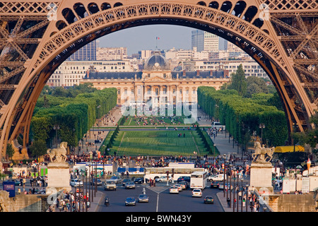 Frankreich Europa Paris Eiffel Tower Champ de Mars Ecole Militaire Detail Verkehr Park Menschen Städtetouristen Stockfoto