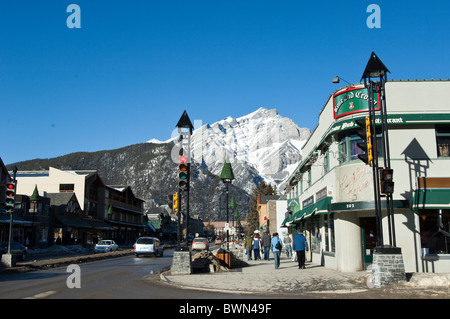 Der Mount Norquay ragt über der Innenstadt von Banff, dem Banff National Park, Alberta, Kanada. Stockfoto