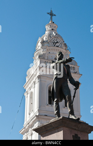 Quito, Ecuador. Die Kirche Santo Domingo und Statue von Marschall Mariscal Sucre, historisches Zentrum. Stockfoto