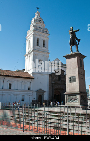 Santo Domingo Kirche und Statue von Marshal Mariscal Sucre, historisches Zentrum, Quito, Ecuador. Stockfoto