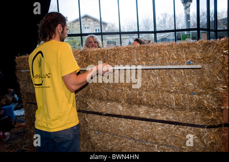 Paris, Frankreich, Fachmesse, Ausstellung zu ökologischen Gebäuden, Produkte zur natürlichen Wandisolierung, französisches Stroh-Netzwerk, Hausisolierung, ökologischer Bau, Arbeiter frankreich Stockfoto