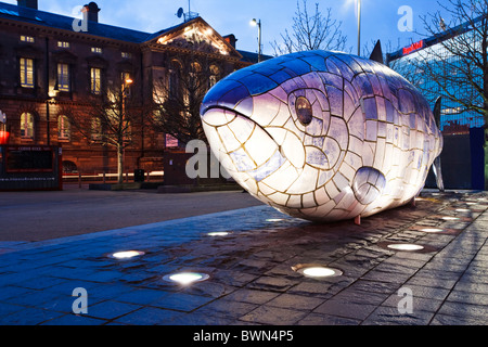 Die "Big Fish" Skulptur von John Freundlichkeit am Donegall Quay, Belfast, Nordirland Stockfoto