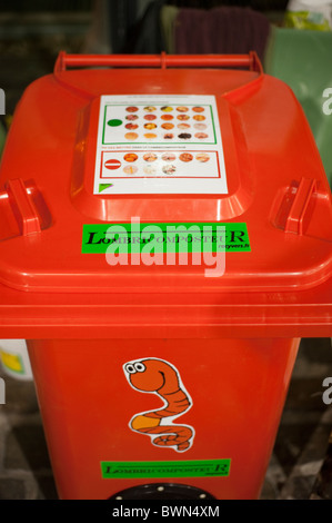 Paris, Frankreich, Messe, Green Building Products, Red Plastic, Müllentsorgung, Kompost Container Wheelie Mülltonne Lagerung, Green Waste paris, Food Waste france Stockfoto