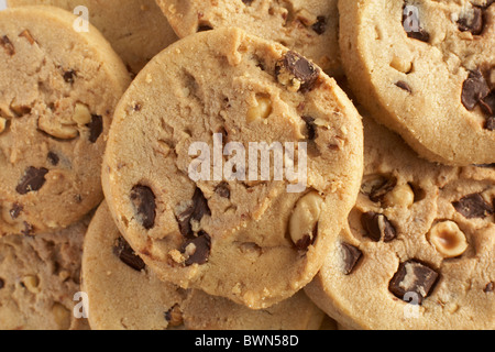 Butter Cookies mit Schokolade Brocken und Haselnüssen Stockfoto