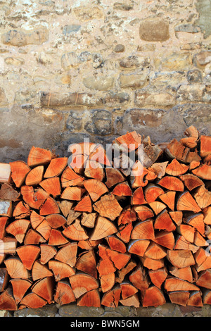 Holzstapel Brennholz gestapelt Dreieck Form rote Farbe Stockfoto