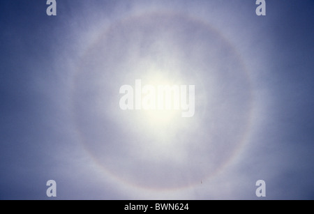 Halo-Nimbus Icebow Lilienstengel Bildung blauer Himmel kalt optisches Phänomen Effekt Sonne Cirrus Wolken Eiskristall Stockfoto