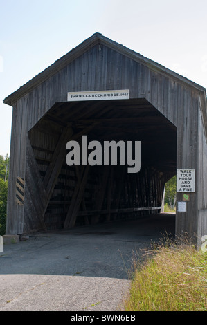 Schmale überdachte Brücke, Sawmill Creek, Hopewell Hill, New Brunswick, die Maritimes, Kanada. Stockfoto