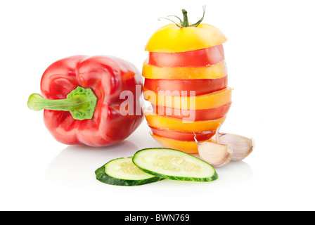 Frische Vitamin-Hintergrund. Paprika, Gurkenscheiben, Knoblauch und roten & gelbe Tomaten-Mischung in Pyramide Stockfoto