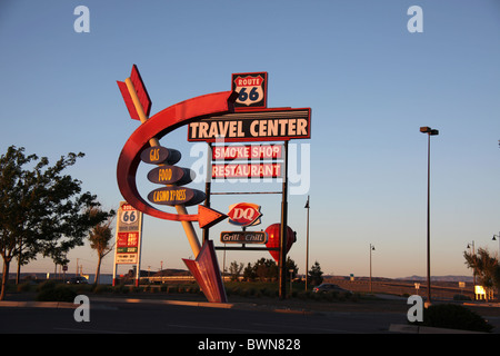 Route 66 Travel Center am Straßenrand Leuchtreklame auf der Interstate 40 in Albuquerque, New Mexico, USA, 16. Juni 2010 Stockfoto