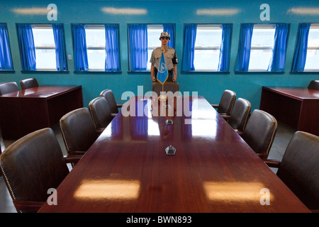 ROK Soldat Wache UN Befehl militärische Waffenstillstand Kommission Konferenz Gebäude DMZ demilitarisierte Zone, Südkorea. JMH3838 Stockfoto