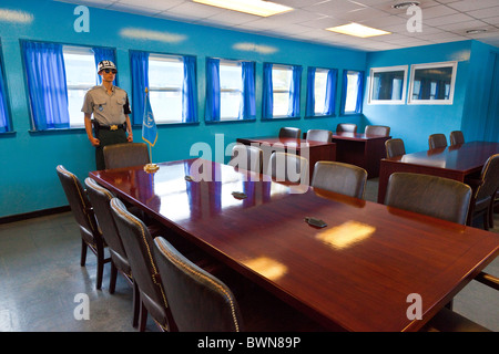 ROK Soldat Wache UN Befehl militärische Waffenstillstand Kommission Konferenz Gebäude DMZ demilitarisierte Zone, Südkorea. JMH3839 Stockfoto