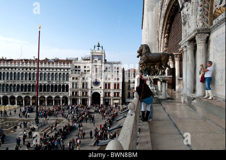 Blick von der Loggia Basilika San Marco, Piazza San Marco mit Torre Orologio, Venedig 2010 Italien Stockfoto