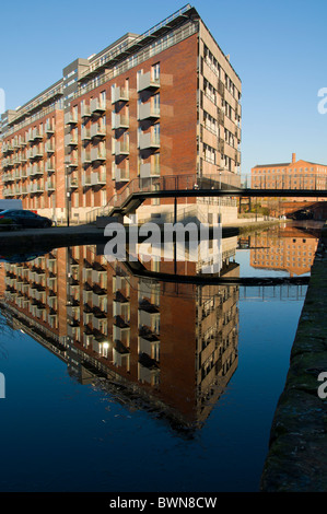Die Vantage Kai Wohnblock und Fußgängerbrücke spiegelt sich in Rochdale Kanal, Piccadilly Becken, Manchester, England, UK Stockfoto