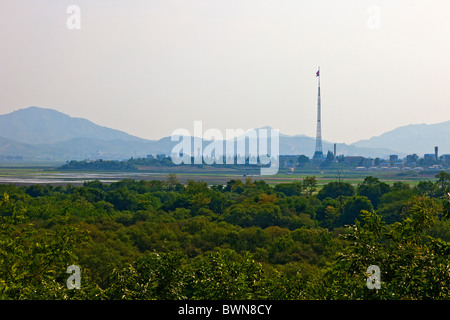 Nordkoreanische Fahnenmast in Kijong-Dong, "Propaganda-Dorf", gesehen vom JSA Joint Security Area, DMZ, Südkorea. JMH3843 Stockfoto