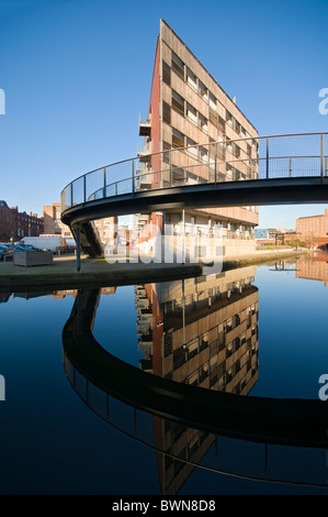 Die Vantage Kai Wohnblock und Fußgängerbrücke spiegelt sich in Rochdale Kanal, Piccadilly Becken, Manchester, England, UK Stockfoto