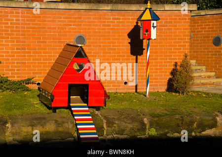 Ente Haus und Vogel-Box an der Seite von Rochdale Kanal im zentralen Manchester, England, UK Stockfoto