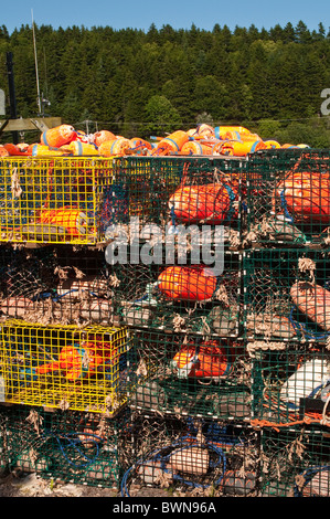 Krabben- und Hummerfallen Töpfe Irish River Harbour und überdachte Brücke, St. Martins, New Brunswick, Die Maritimes, Kanada. Stockfoto